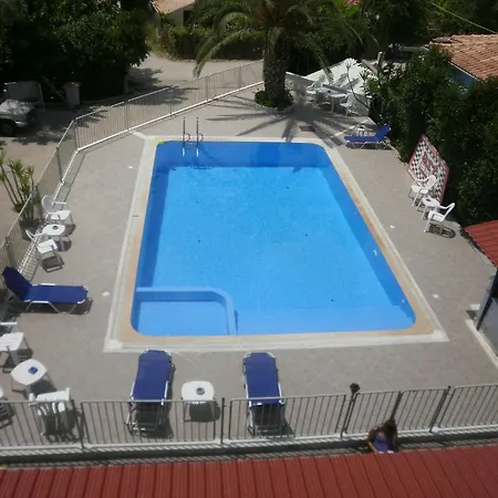 Ξενοδοχείο με διαμερίσματα Polyxenis 3*